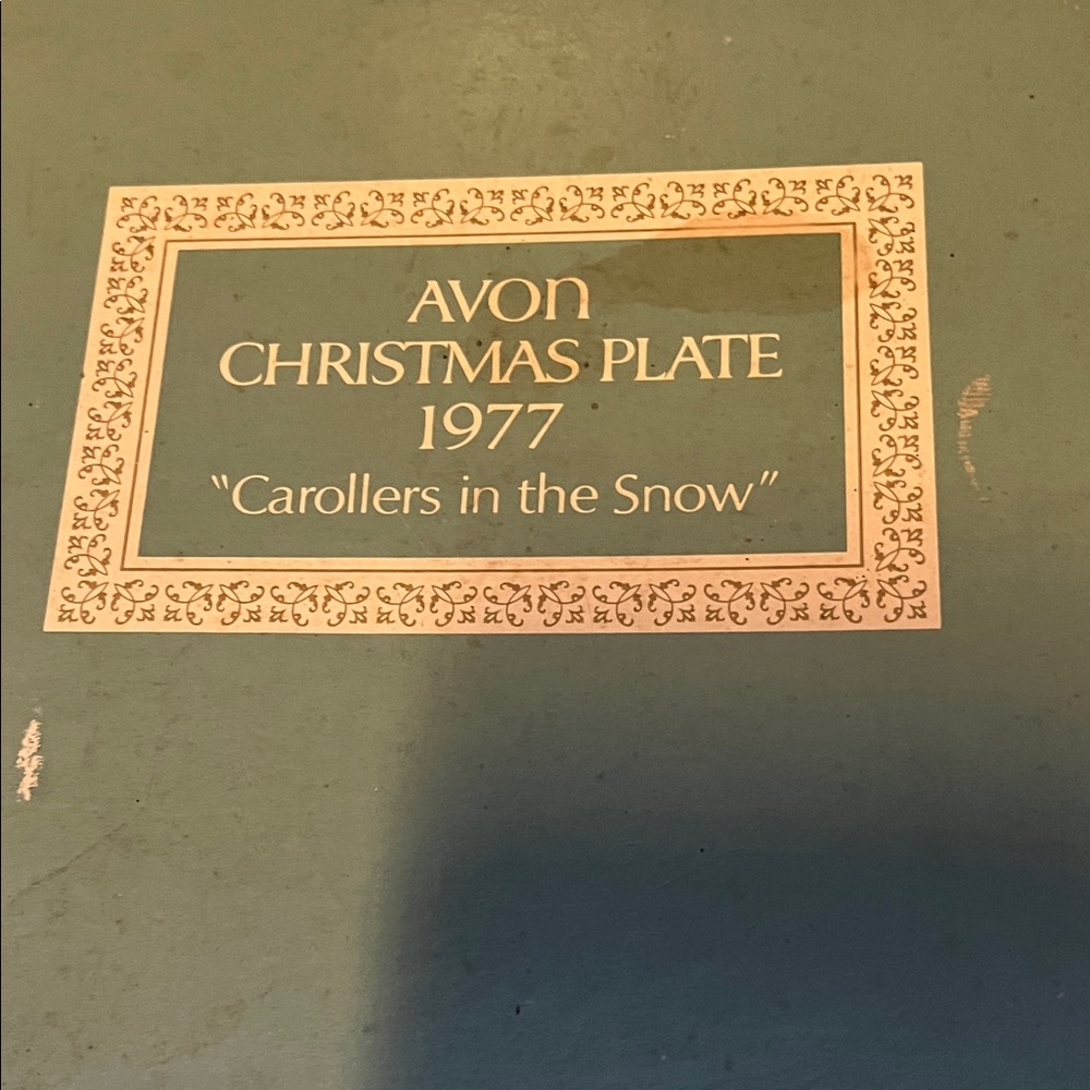 Avon 1977 Holiday Plate with Elegant Design